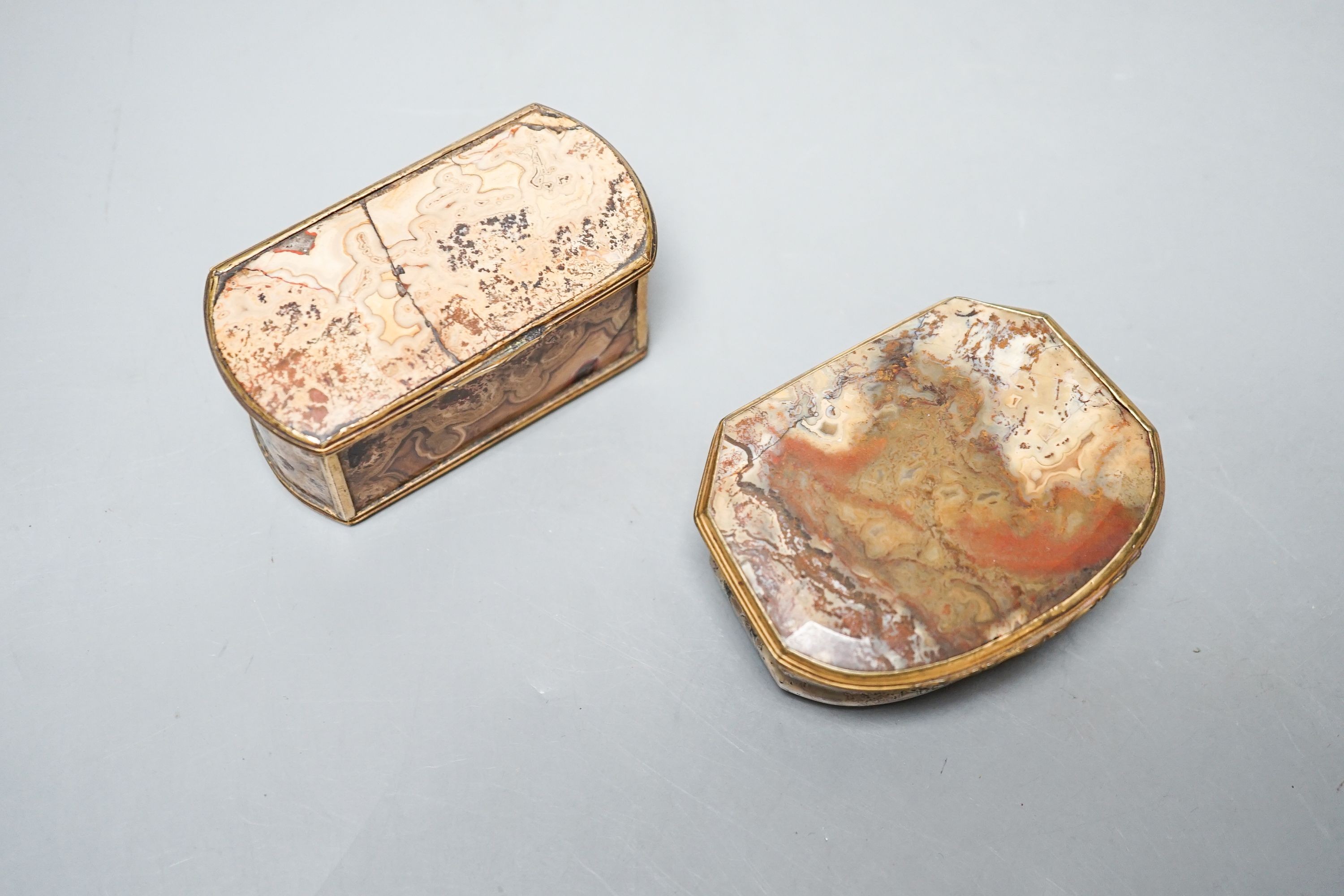 Two George III cappuccino agate snuff boxes, 7.9cm wide, faults